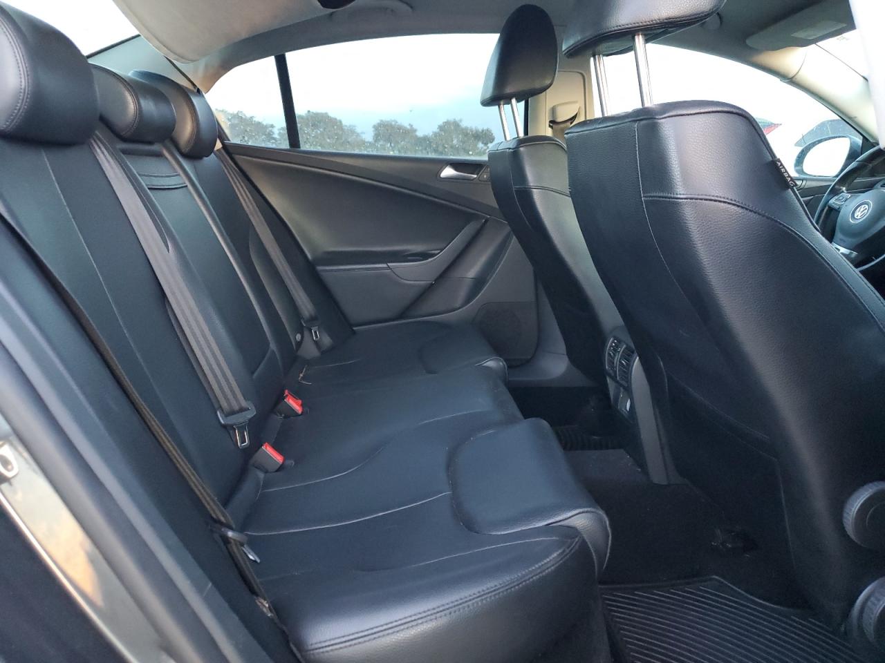2010 Volkswagen Passat - Image 10