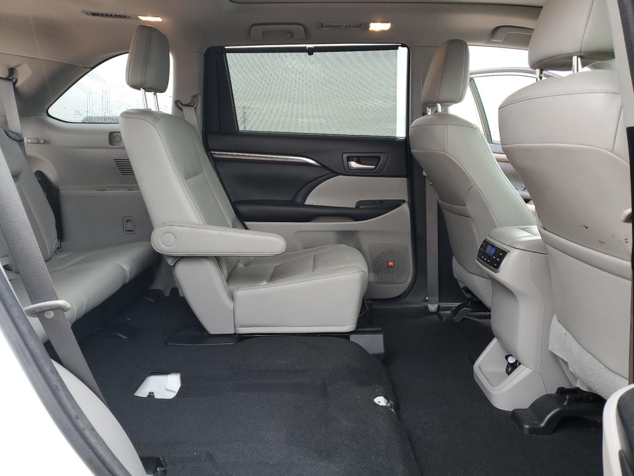 2015 Toyota Highlander - Image 12