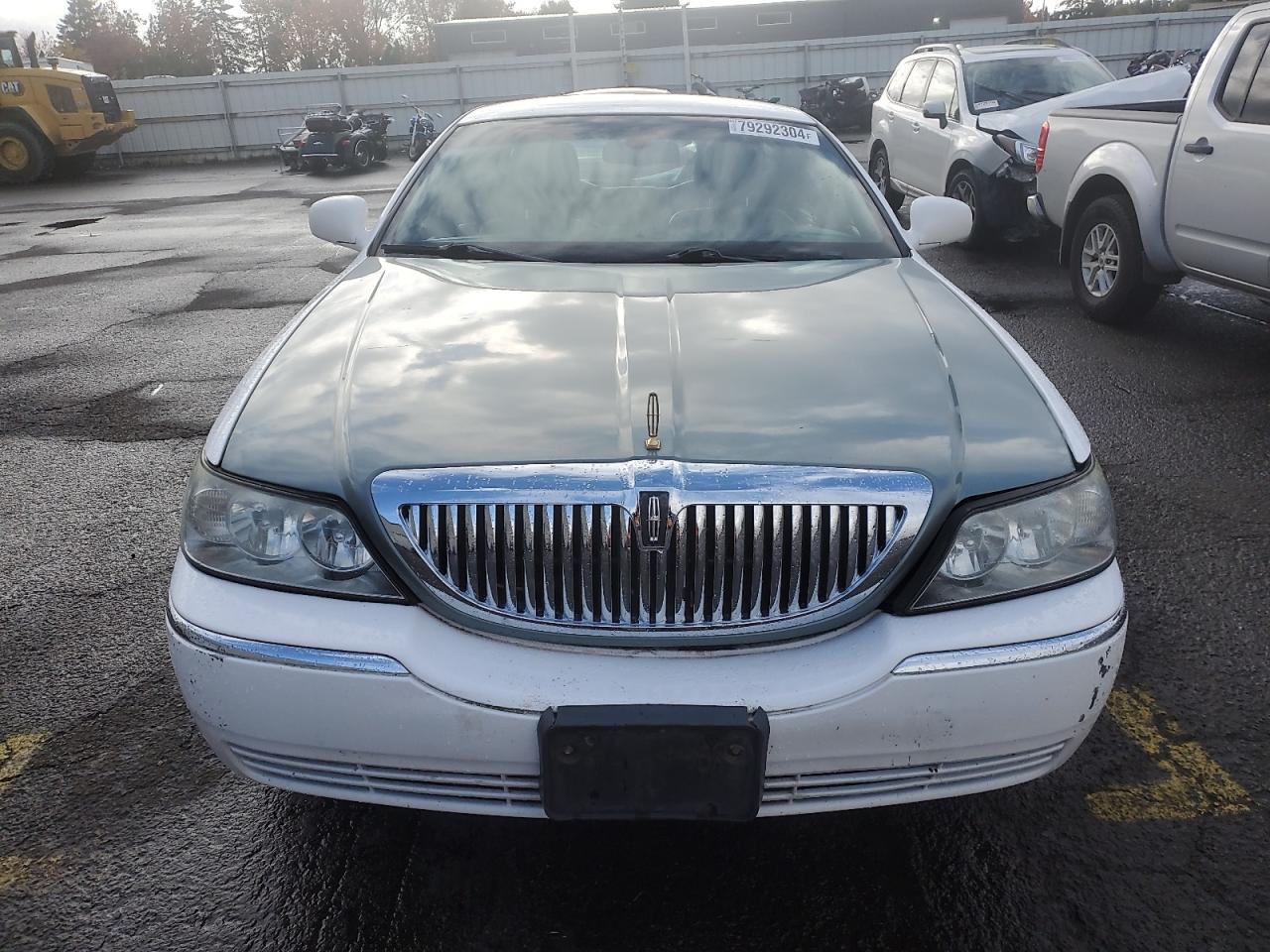 2011 Lincoln Town Car - Image 5