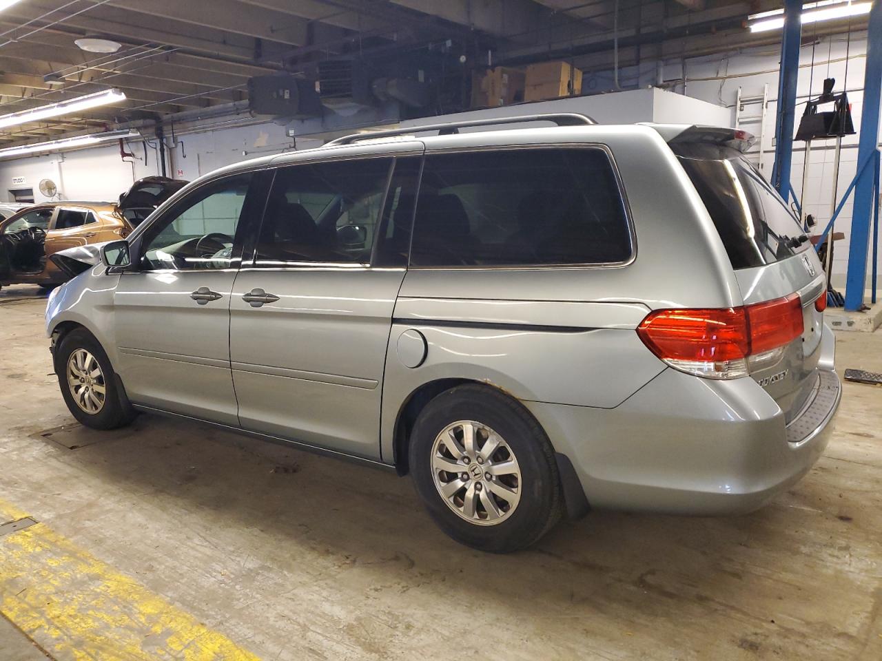 2010 Honda Odyssey - Image 2
