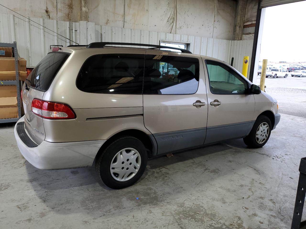2003 Toyota Sienna - Image 3