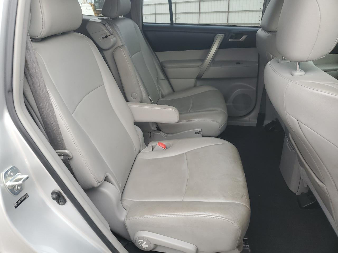 2013 Toyota Highlander - Image 11