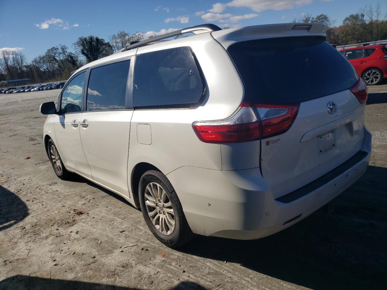2016 Toyota Sienna - Image 2
