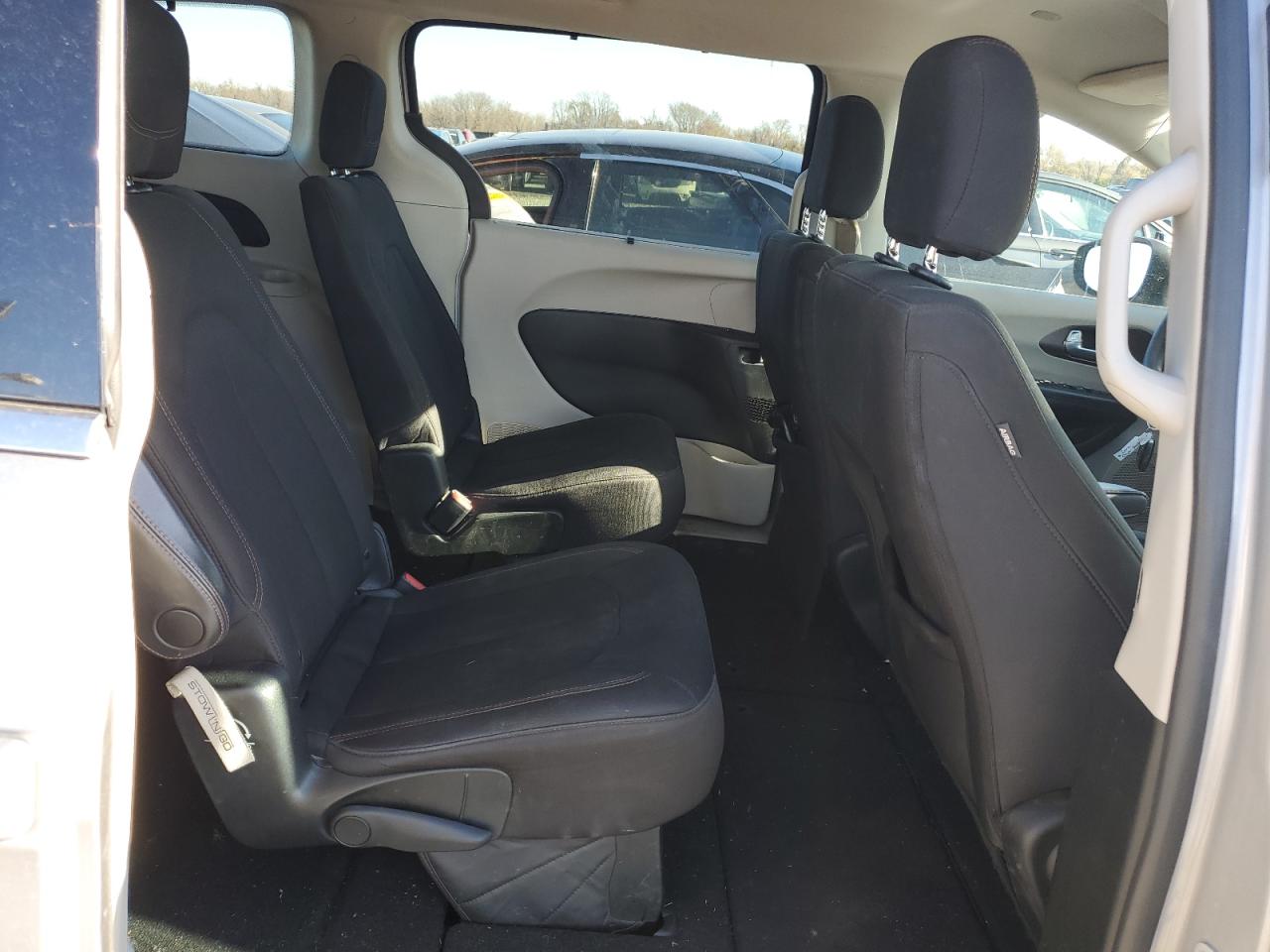 2017 Chrysler Pacifica - Image 11