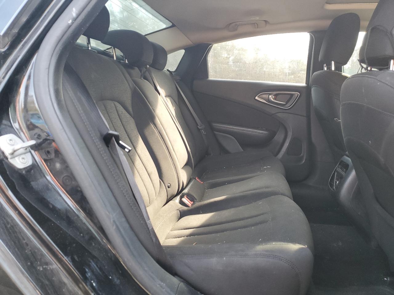 2016 Chrysler 200 - Image 9