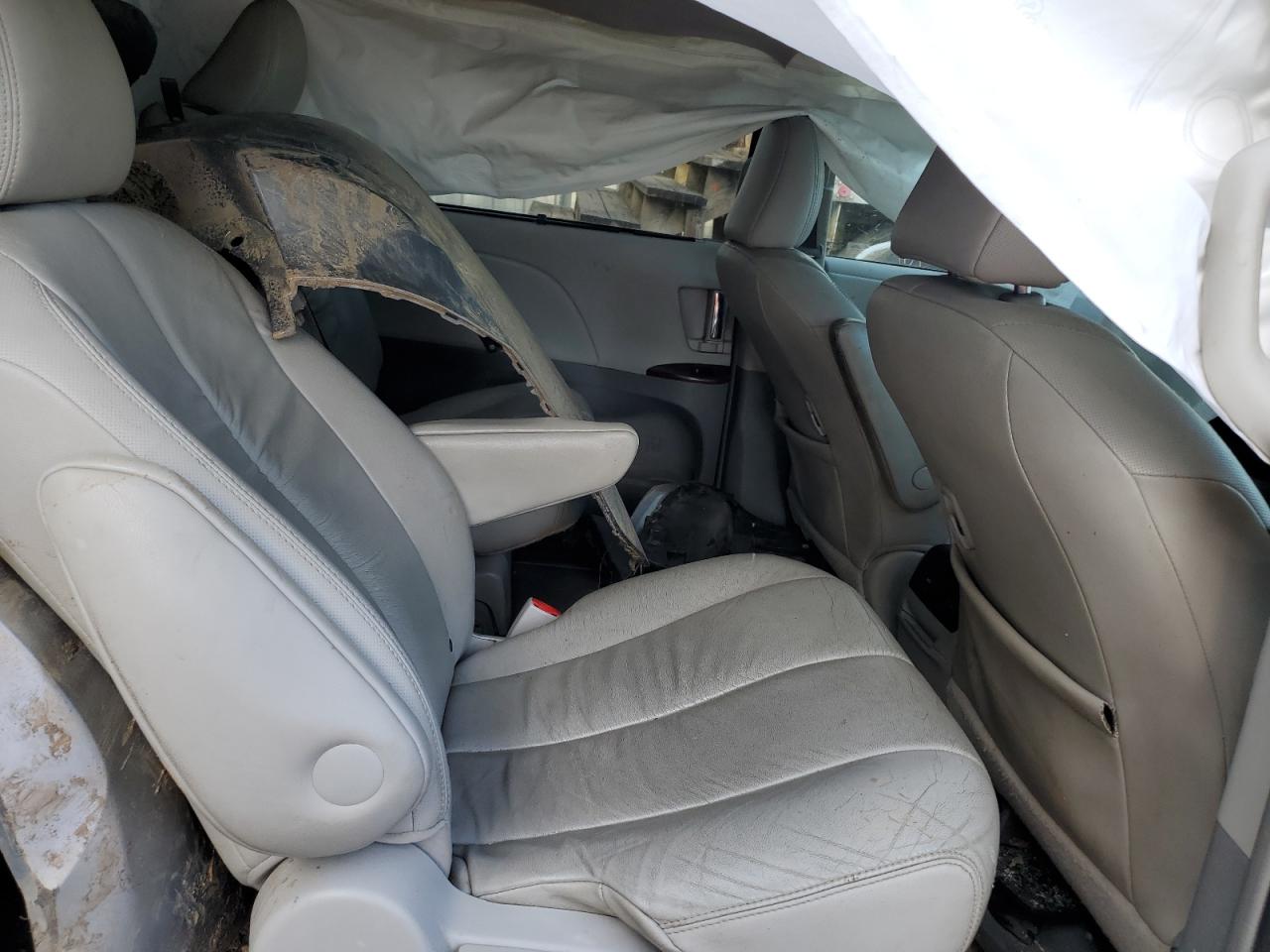 2011 Toyota Sienna - Image 11