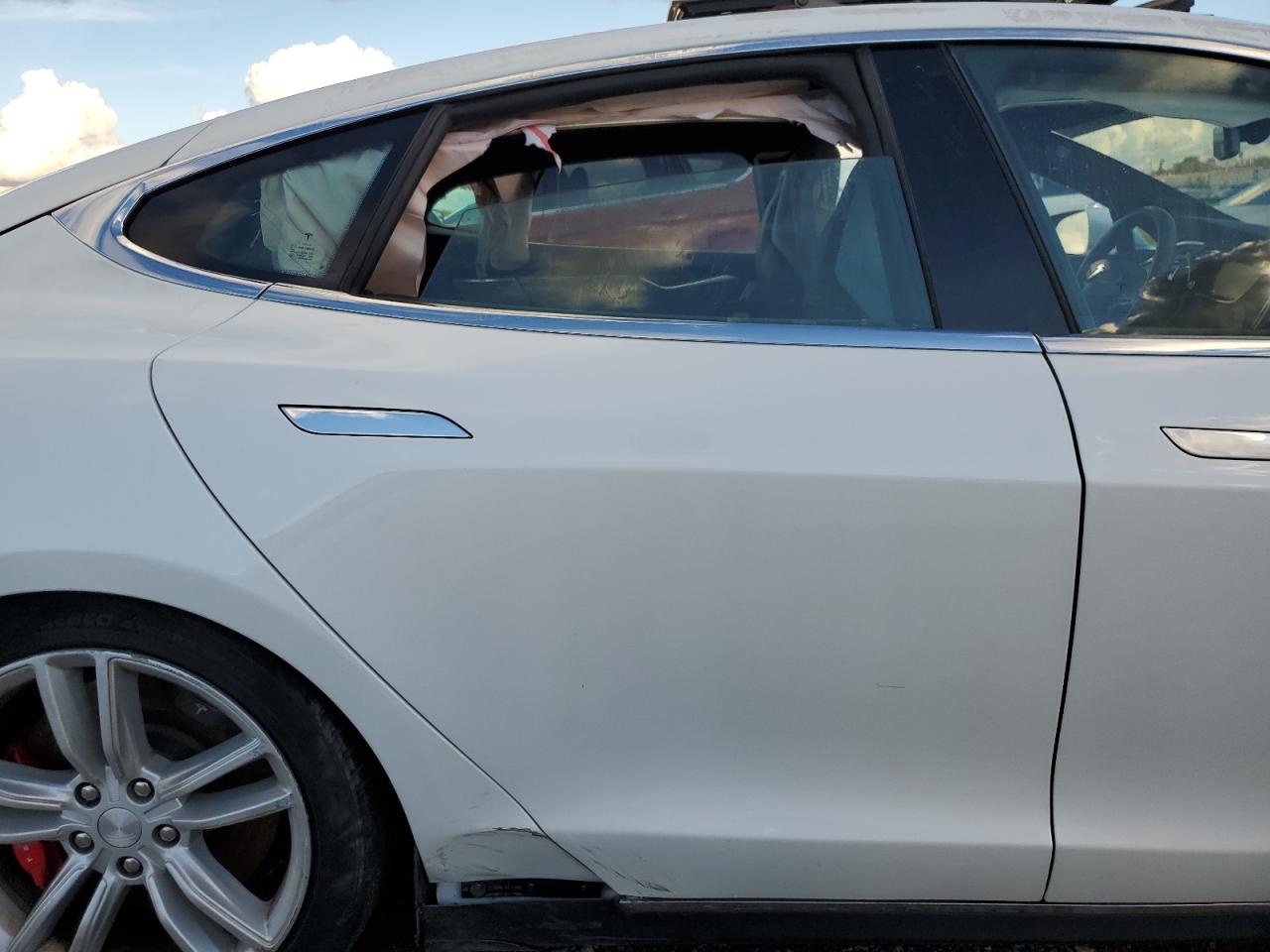 2015 Tesla Model S VIN: 5YJSA1E40FF110998 Lot: 81860084