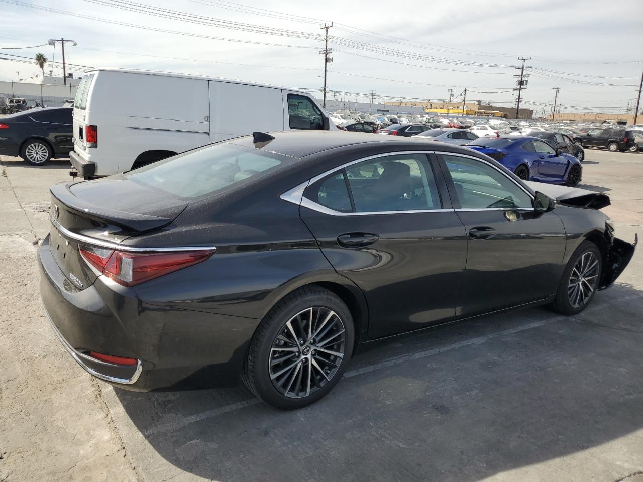 2024 Lexus ES - Image 3