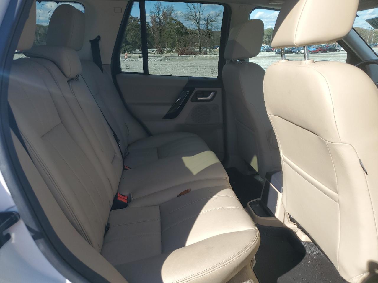 2015 Land Rover LR2 - Image 11