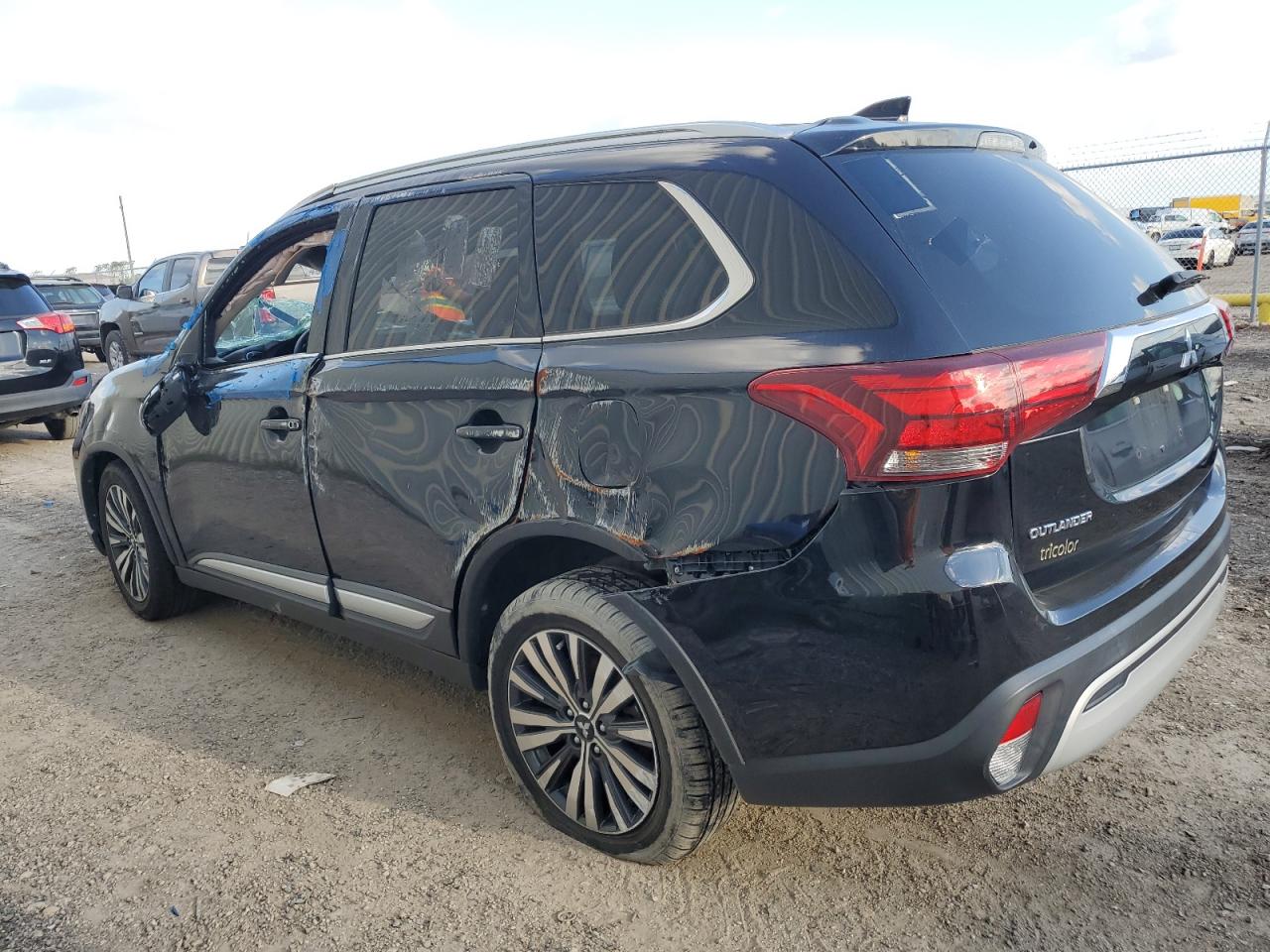 2020 Mitsubishi Outlander - Image 2