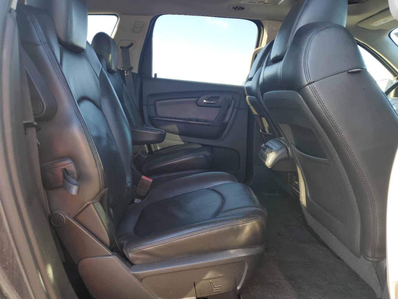 2010 Chevrolet Traverse - Image 11