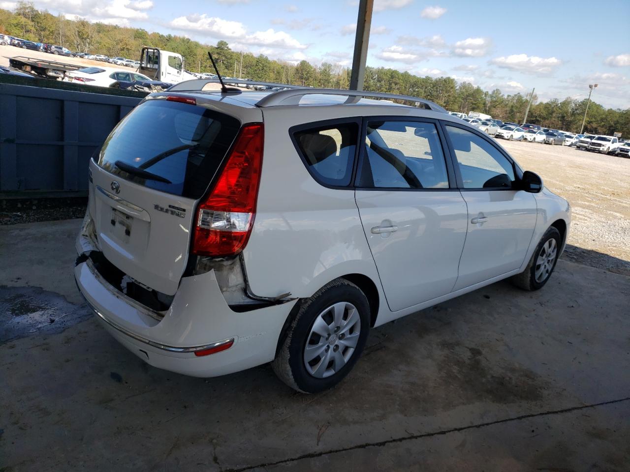 2011 Hyundai Elantra - Image 3