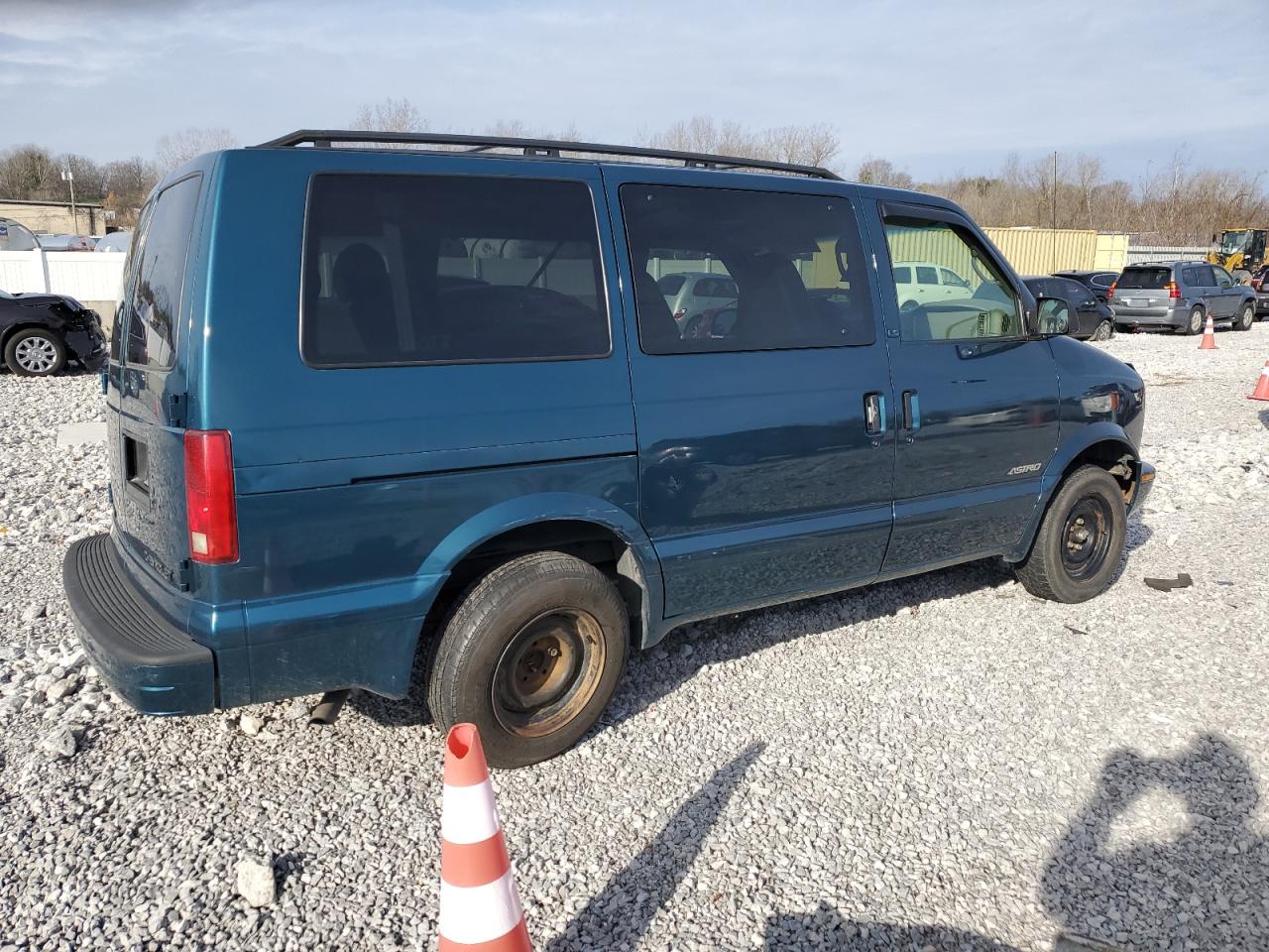 2002 Chevrolet Astro - Image 3