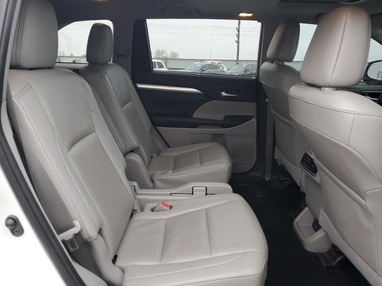 2019 Toyota Highlander - Image 11