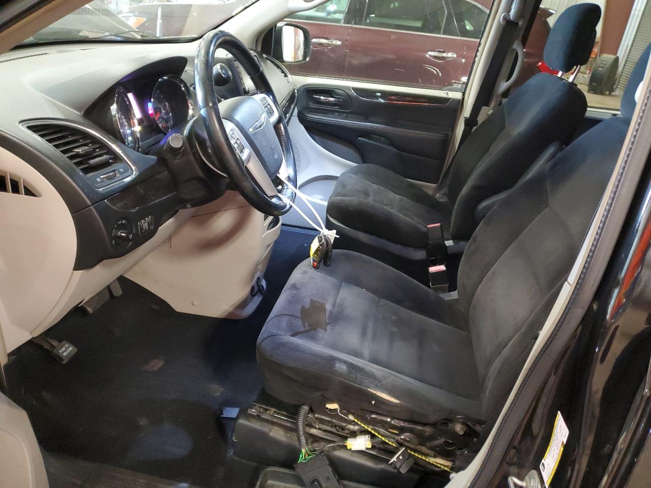2014 Chrysler Town & Country - Image 7