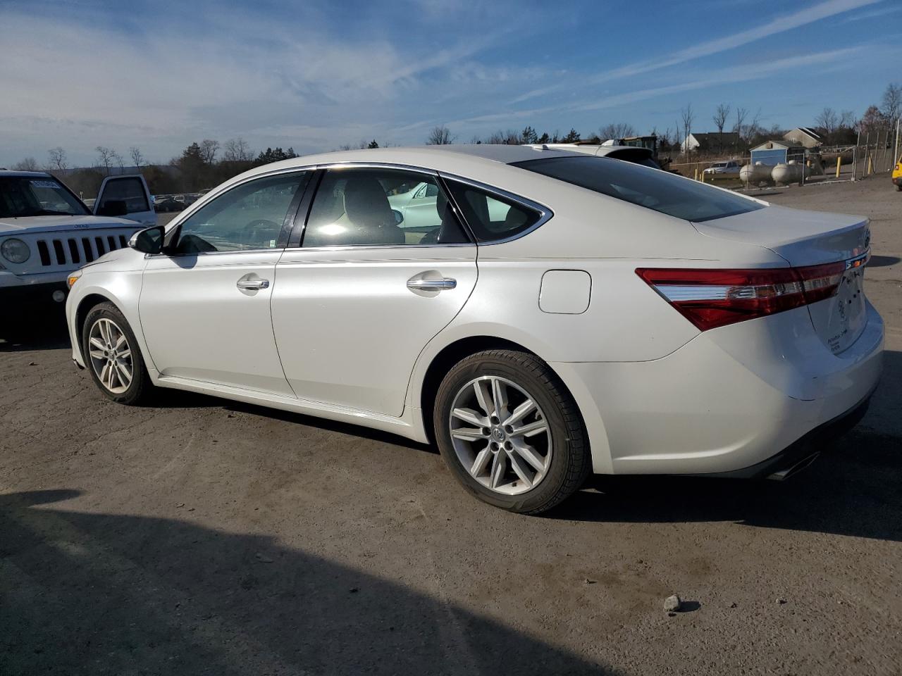 2015 Toyota Avalon - Image 2