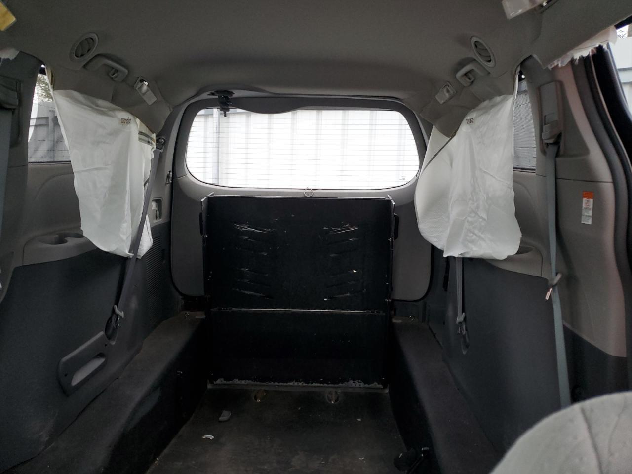2016 Toyota Sienna - Image 10