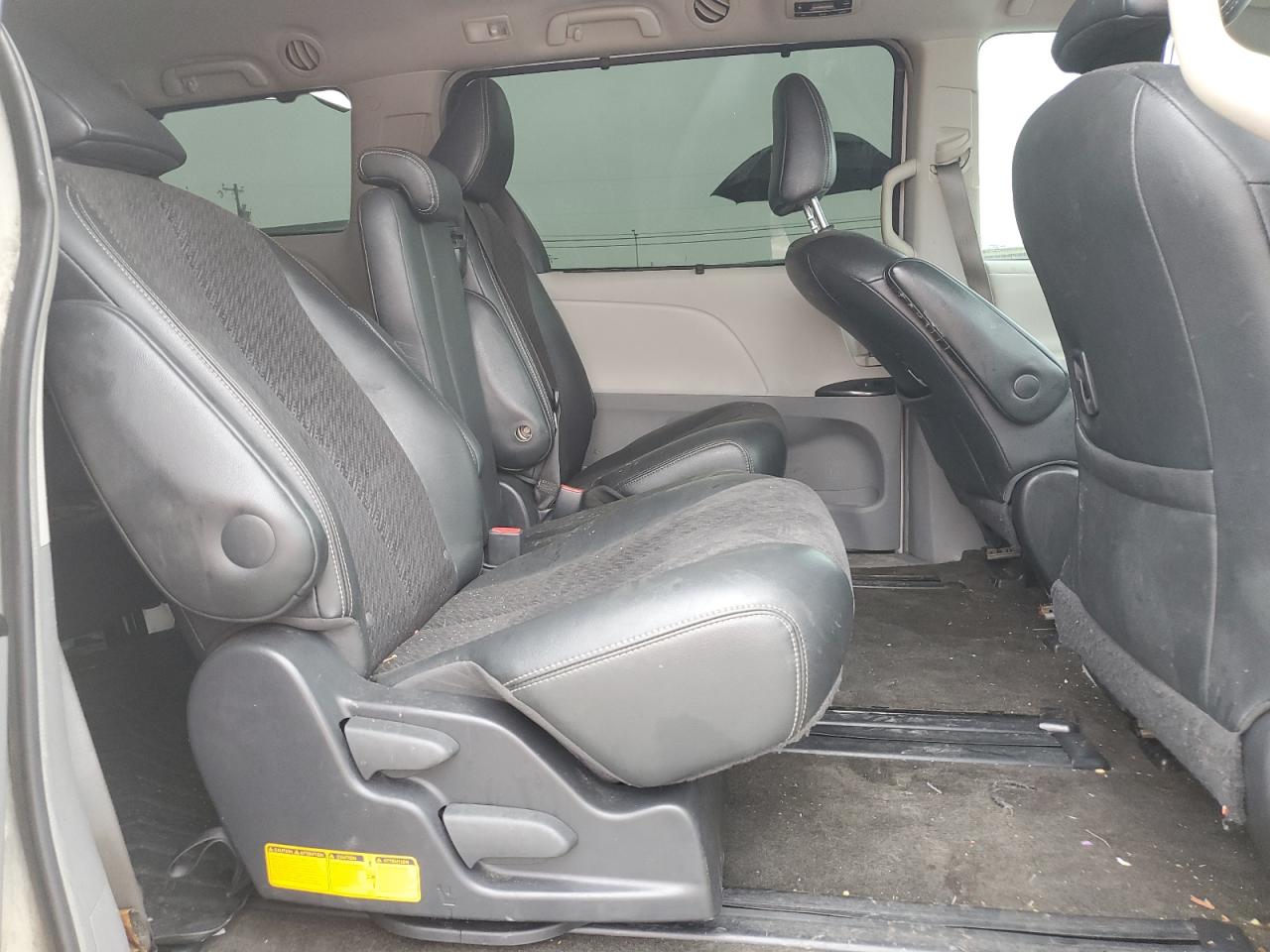 2012 Toyota Sienna - Image 11
