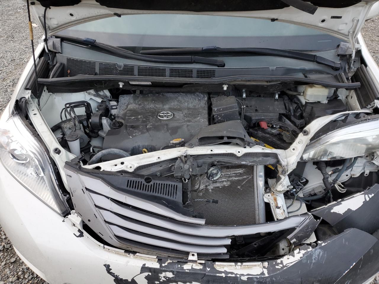 2015 Toyota Sienna - Image 14