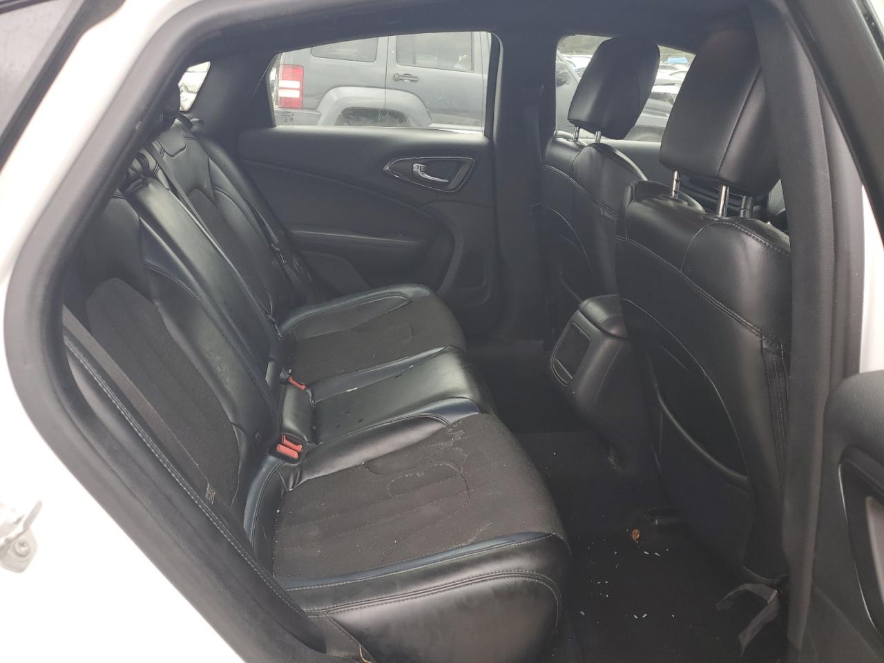 2016 Chrysler 200 - Image 11