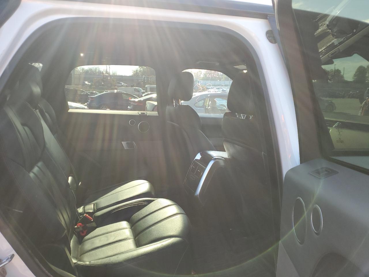 2015 Land Rover Range Rover - Image 11