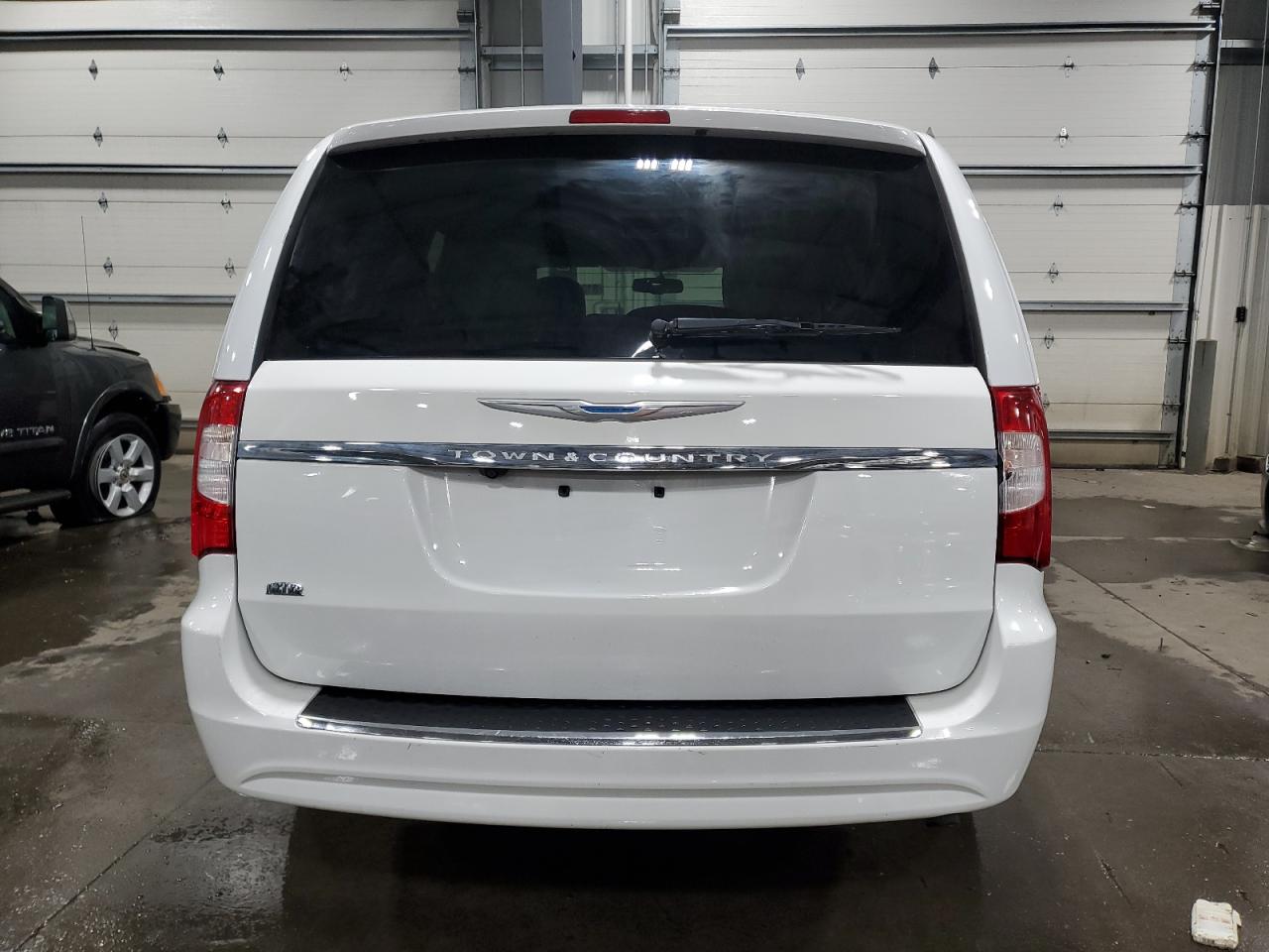 2016 Chrysler Town & Country - Image 6