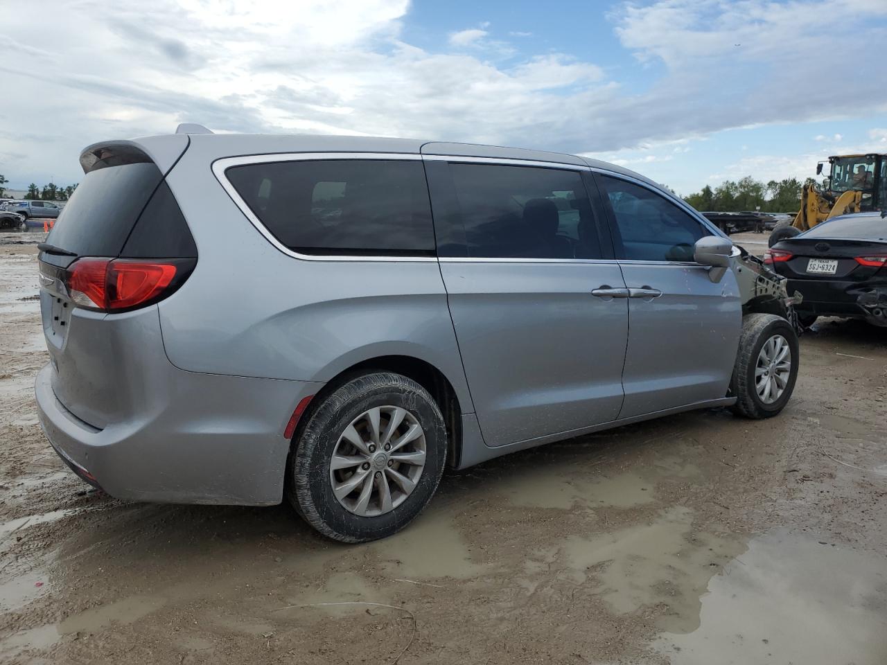 2018 Chrysler Pacifica - Image 3
