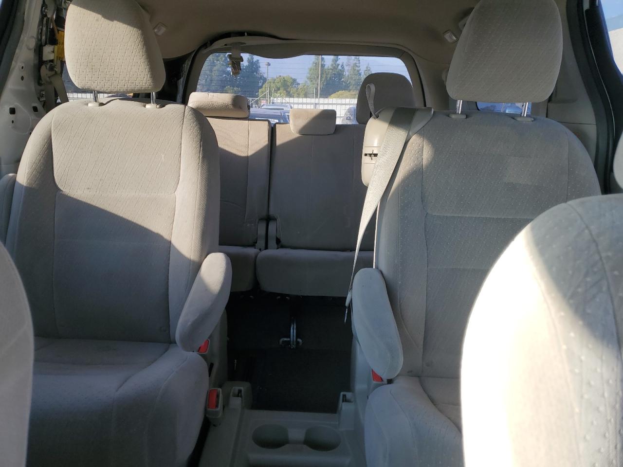 2015 Toyota Sienna - Image 10