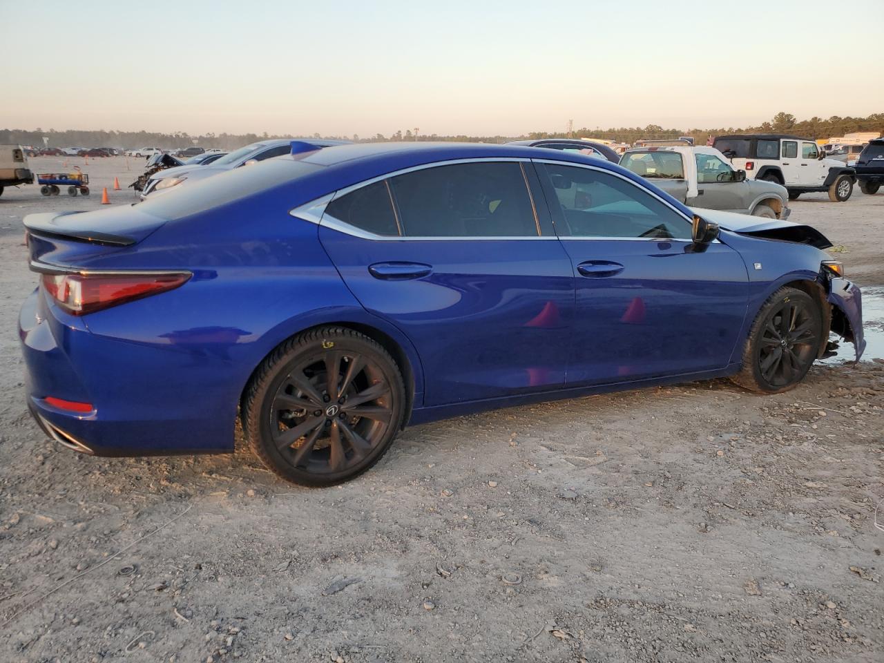 2021 Lexus ES - Image 3