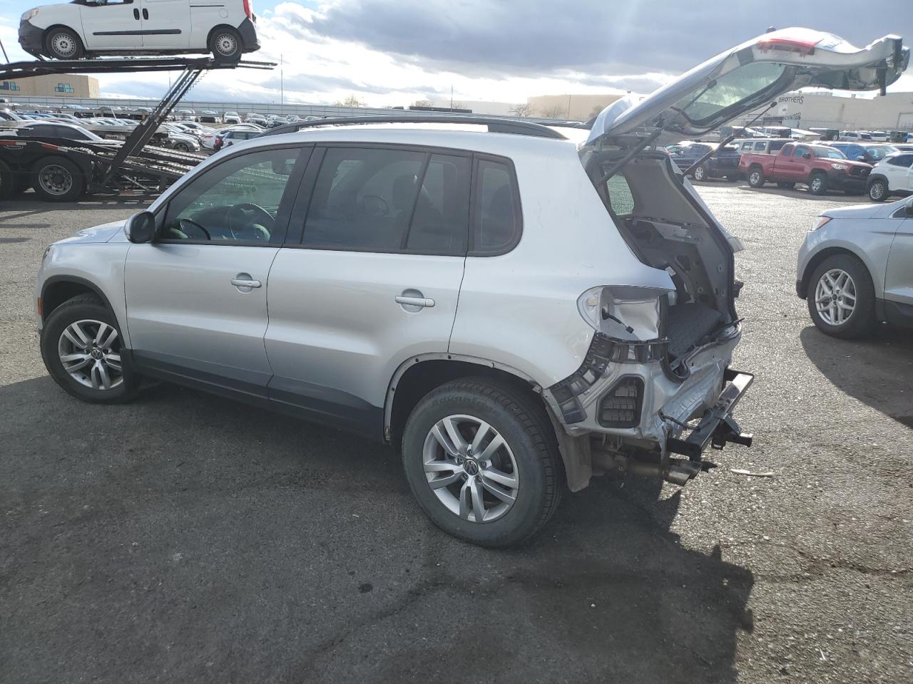2017 Volkswagen Tiguan - Image 2