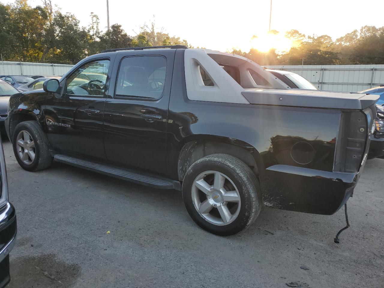 2007 Chevrolet Avalanche - Image 2