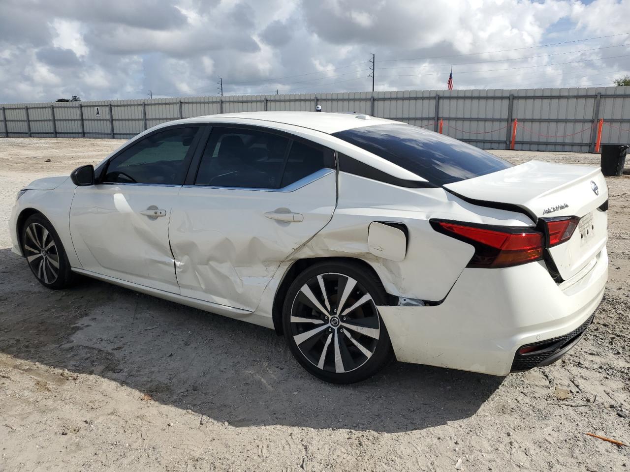 2020 Nissan Altima - Image 2
