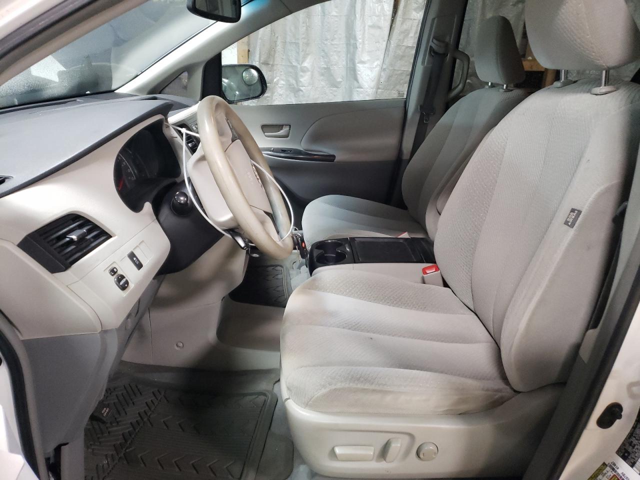 2011 Toyota Sienna - Image 7