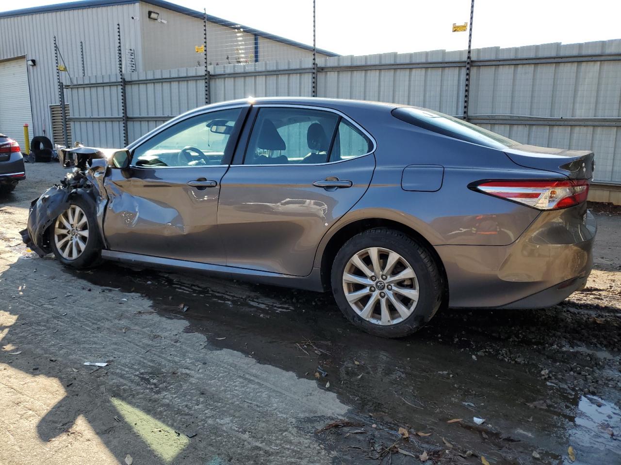 VIN 4T1B11HK7JU518842 2018 TOYOTA CAMRY no.2