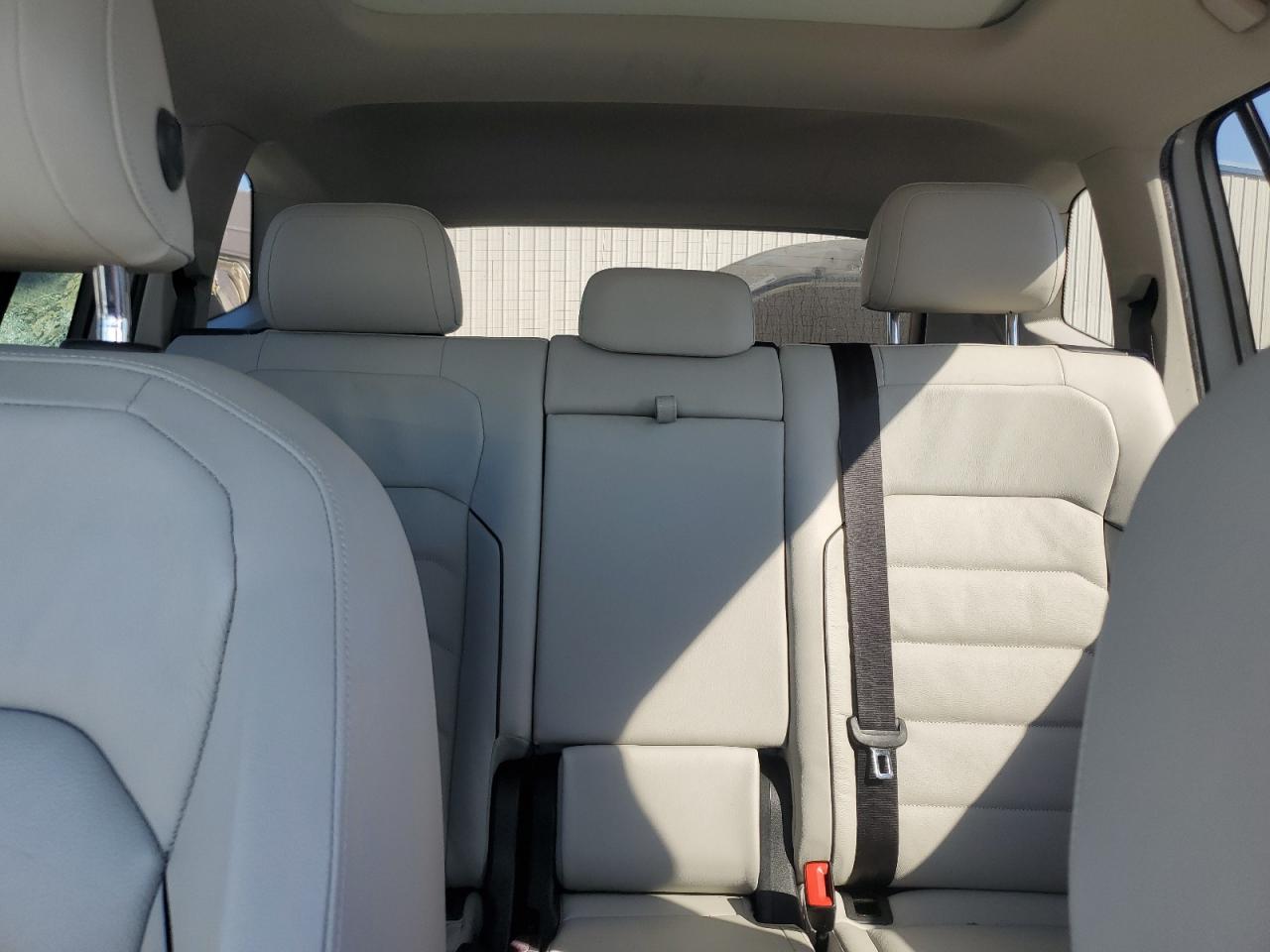 2018 Volkswagen Tiguan - Image 10