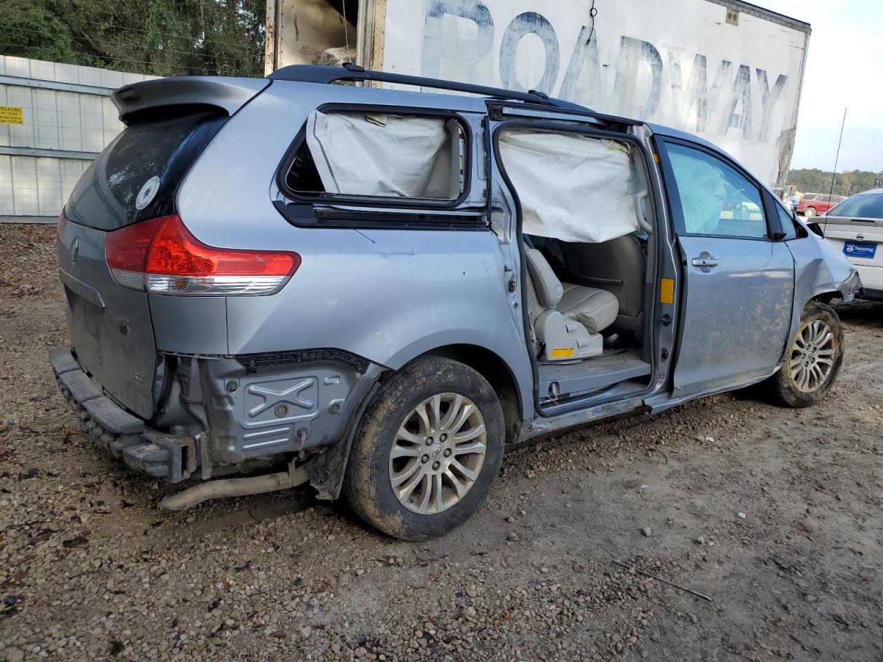 2011 Toyota Sienna - Image 3