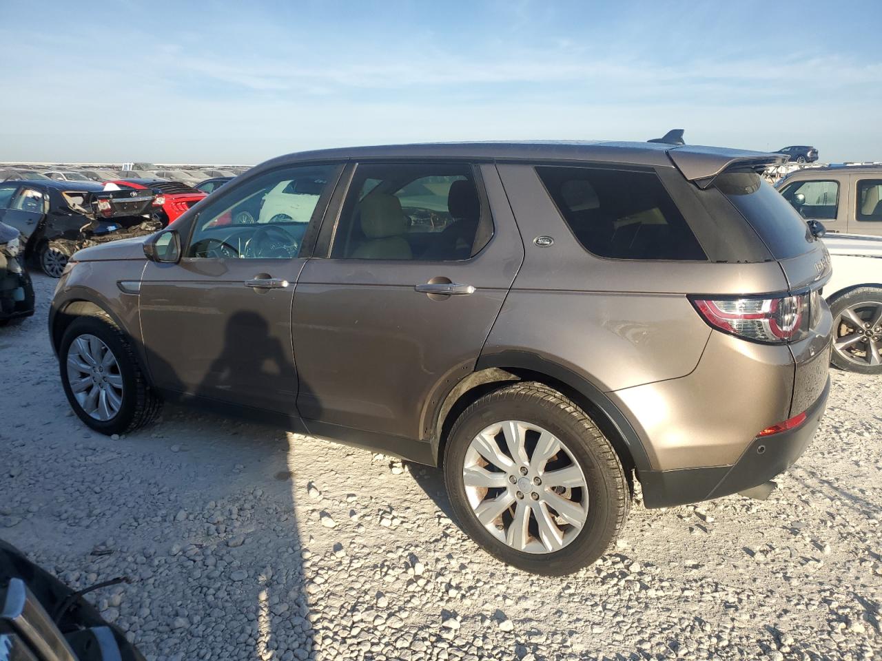 2016 Land Rover Discovery - Image 2