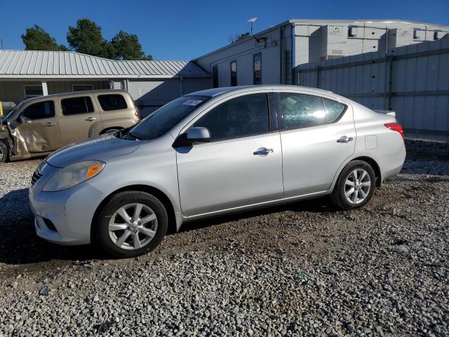 Седани NISSAN VERSA 2014 Сріблястий