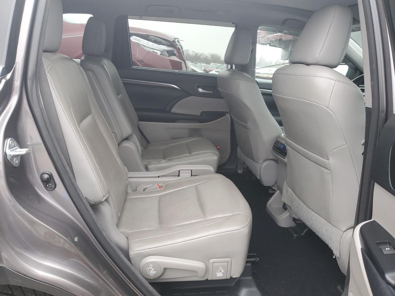 2016 Toyota Highlander - Image 11