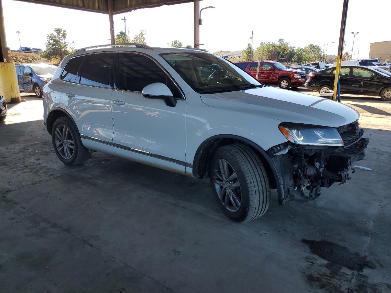 2016 Volkswagen Touareg - Image 4