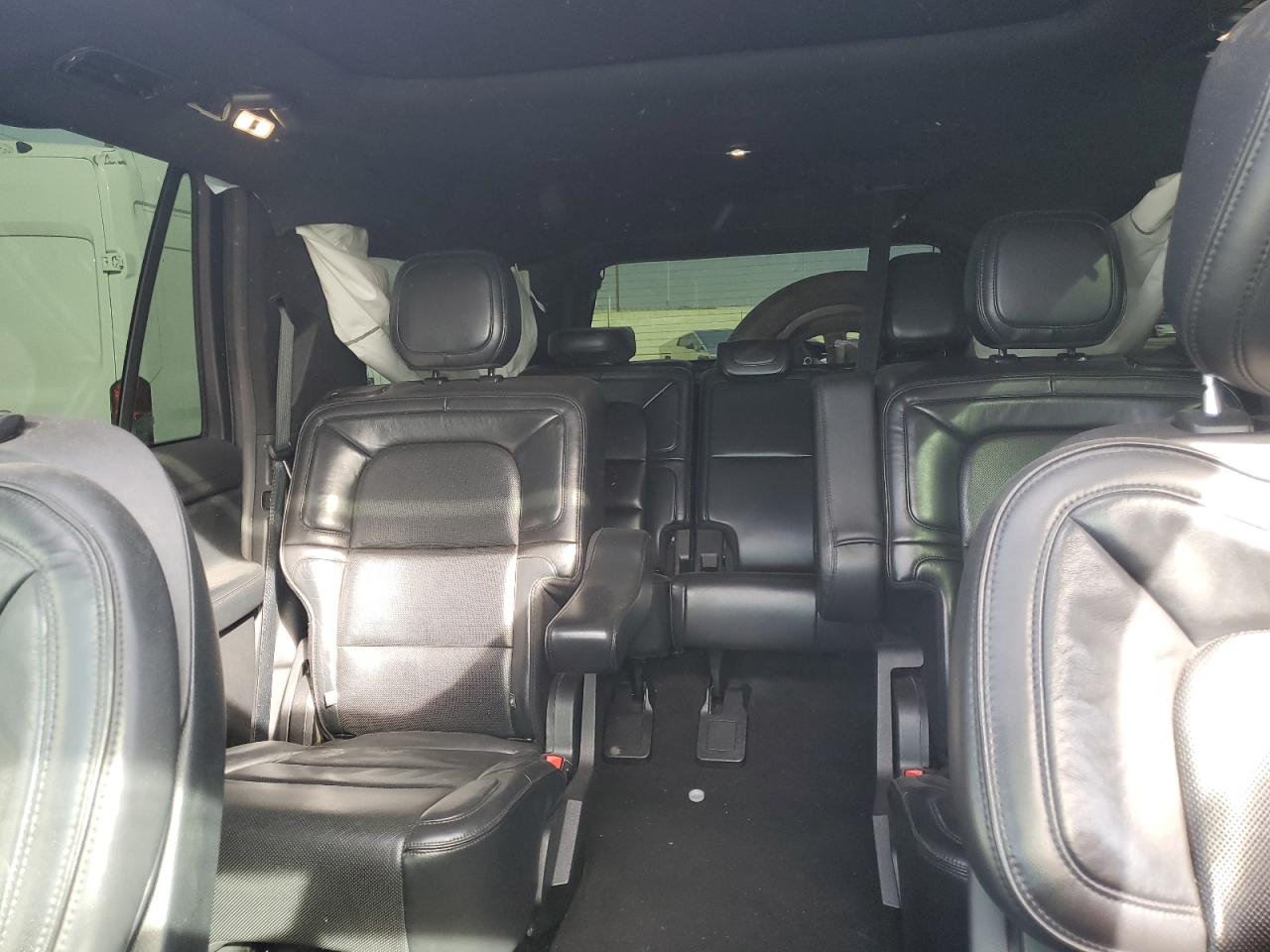 2019 Lincoln Navigator - Image 10