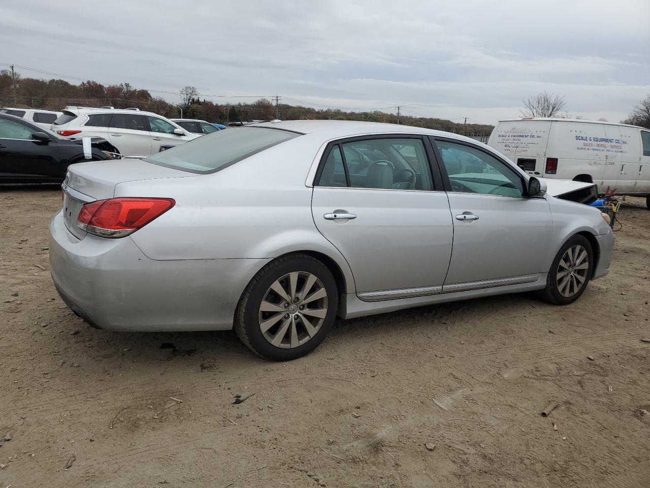 2011 Toyota Avalon - Image 3