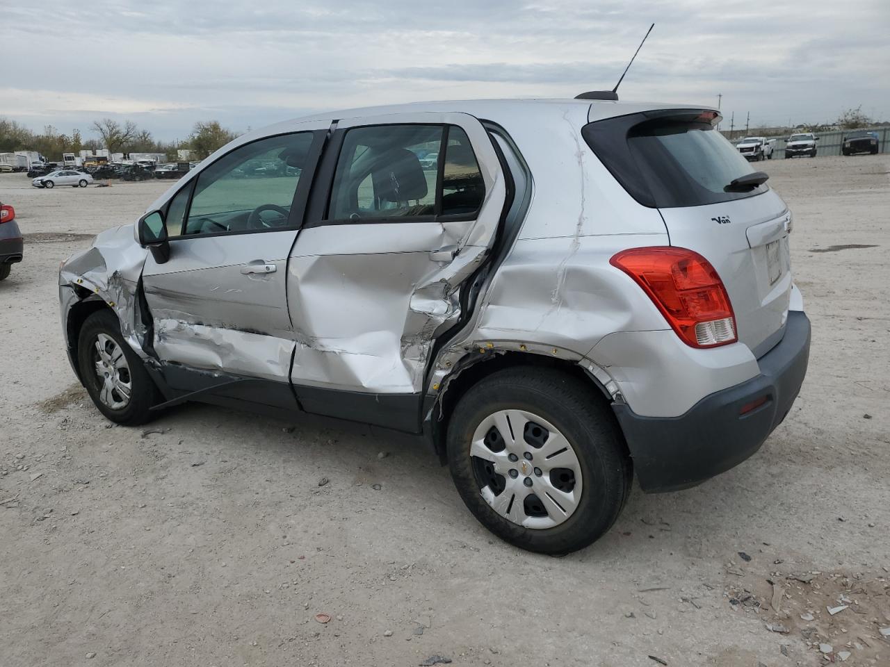 KL7CJKSB8FB206018 2015 CHEVROLET TRAX - Image 2