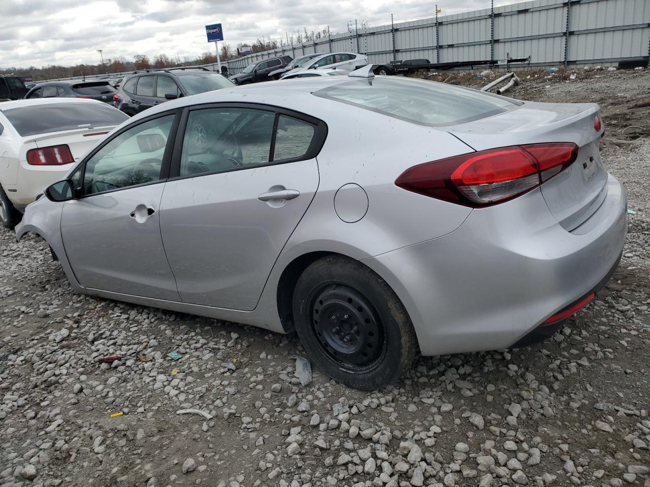 VIN 3KPFL4A70JE249802 2018 KIA FORTE no.2