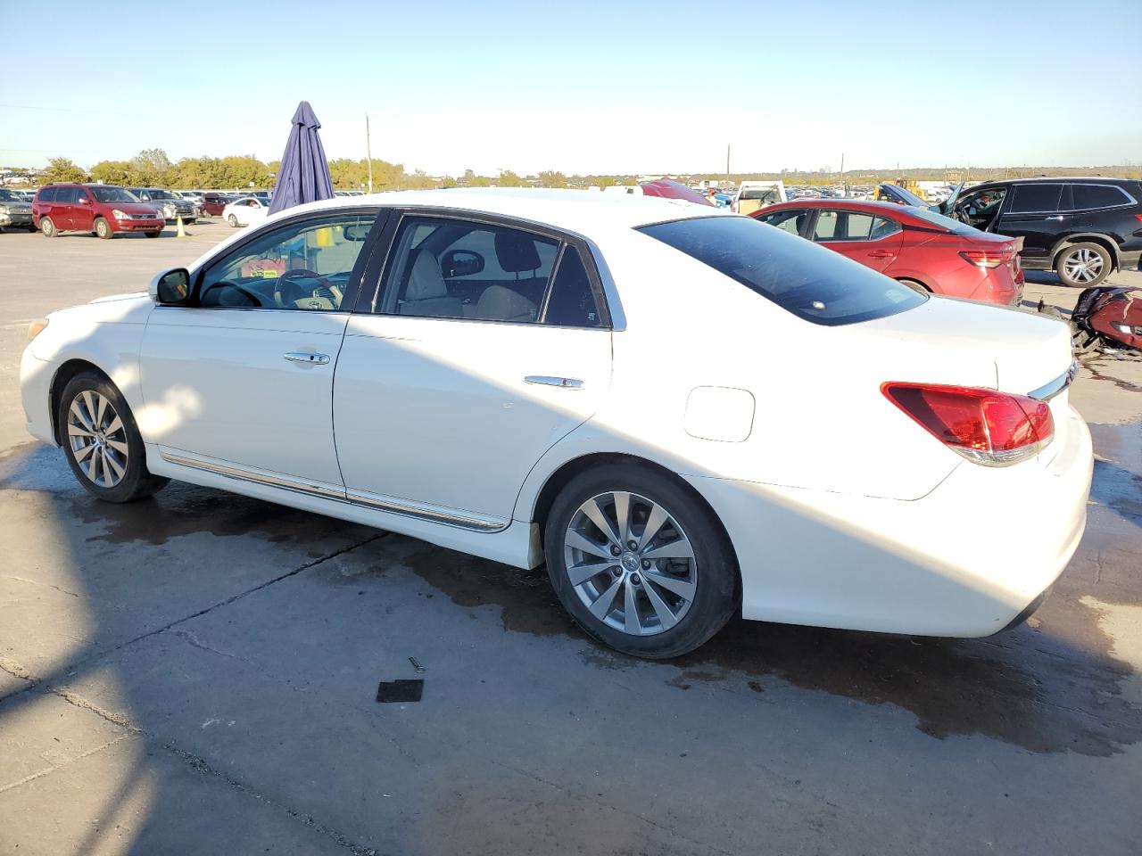 2011 Toyota Avalon - Image 2