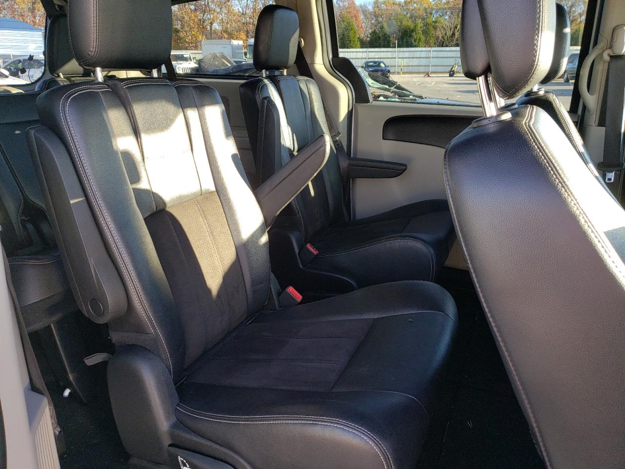 2019 Dodge Caravan - Image 11