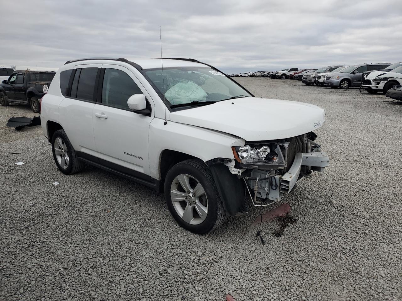 VIN 1C4NJCEA4GD640740 2016 JEEP COMPASS no.4