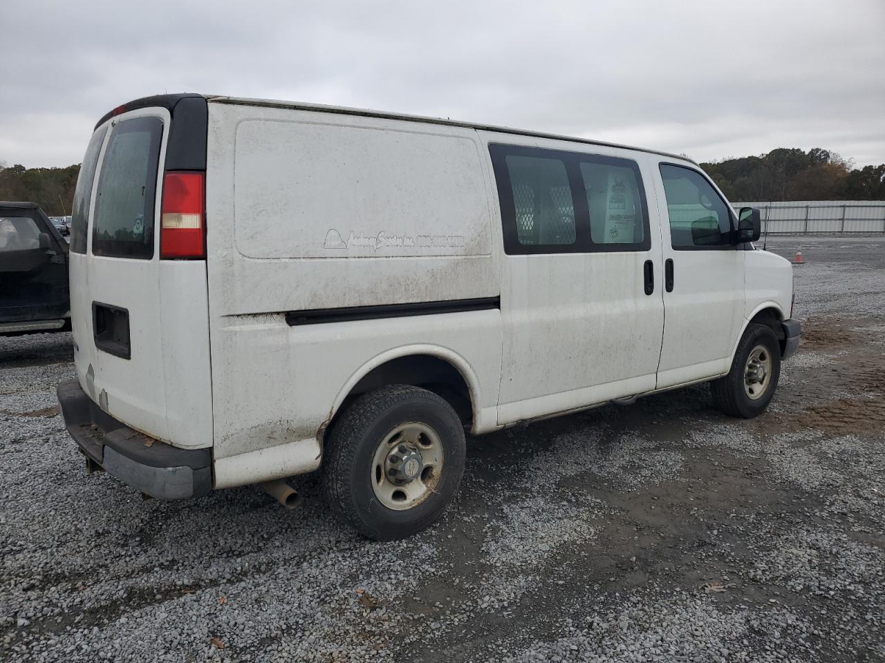 2009 Chevrolet Express - Image 3