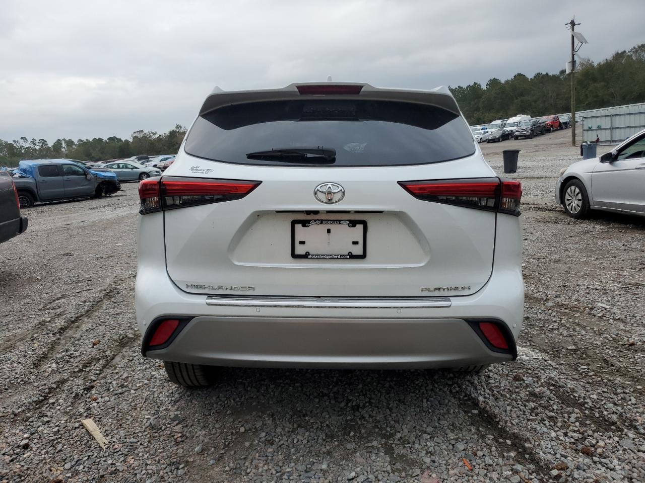 2022 Toyota Highlander - Image 6