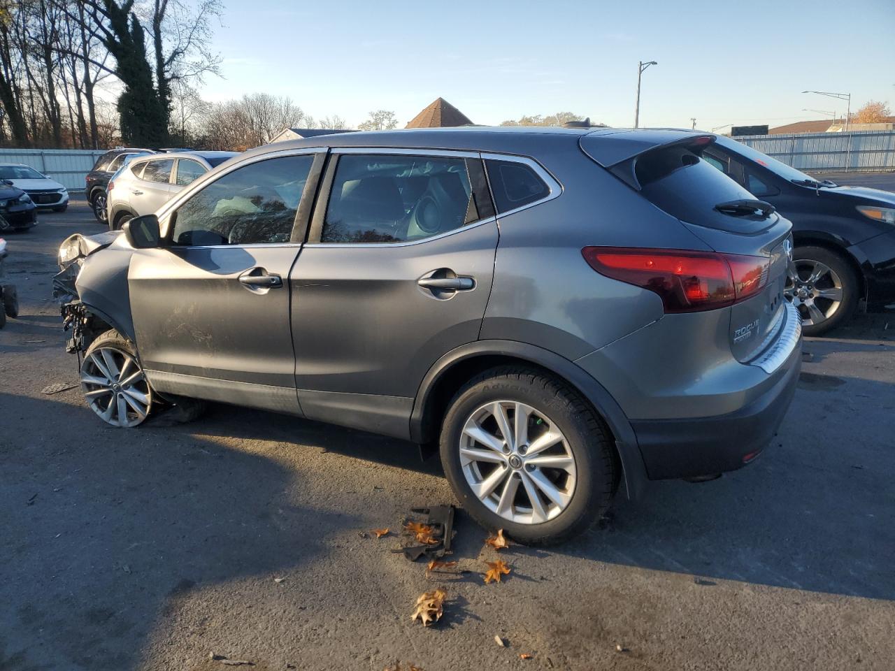 2017 Nissan Rogue - Image 2